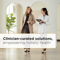 Integrative Therapeutics Similase cápsula en mano para comparar tamaño y facilitar uso