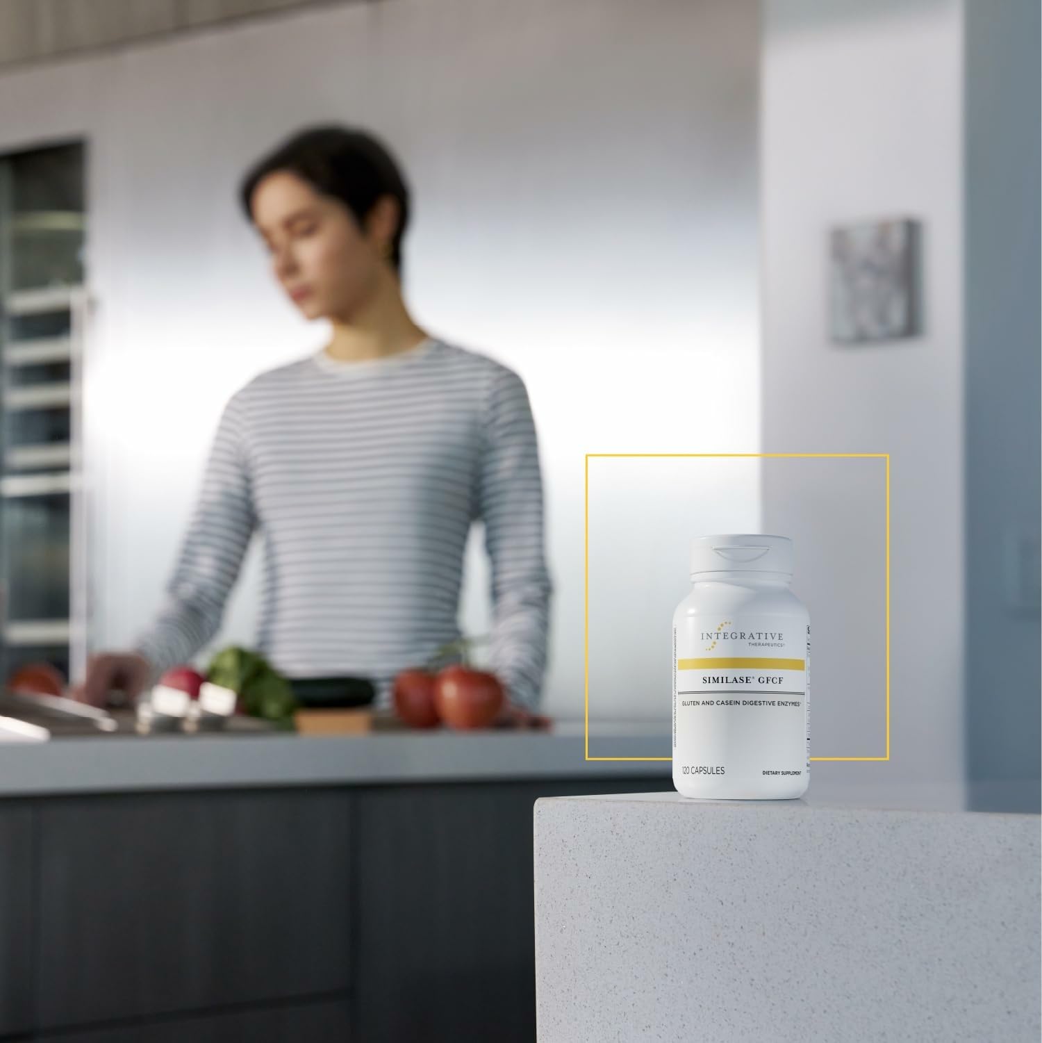 Integrative Therapeutics cápsula junto a una regla para comparar tamaño y dosis