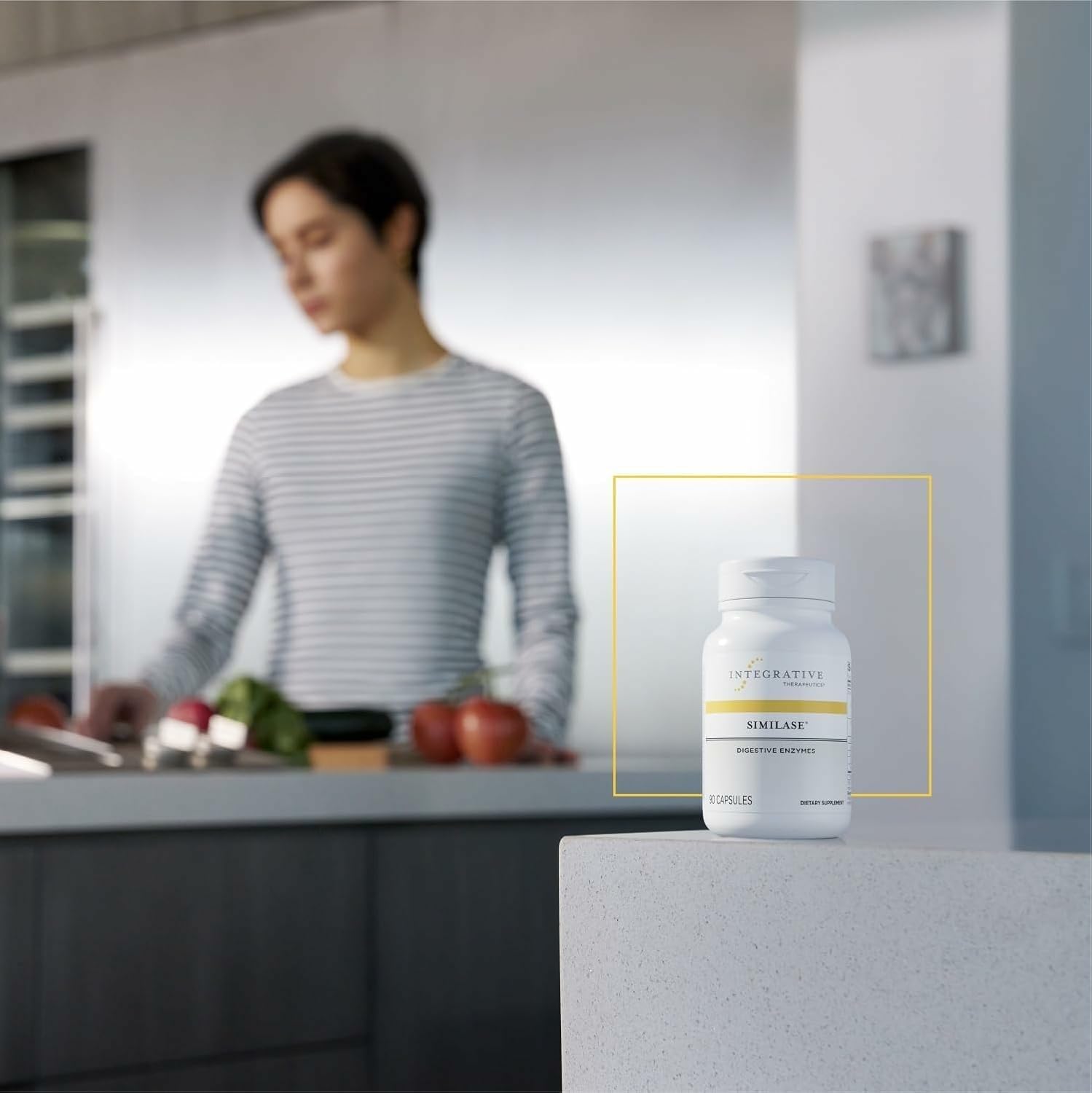 Integrative Therapeutics Similase junto a plato representando toma con comidas pesadas