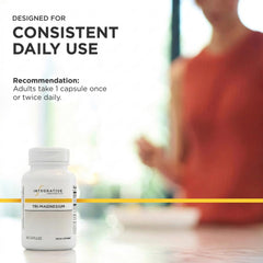 Integrative Therapeutics Tri-Magnesium cápsulas junto a desayuno indicando integración diaria
