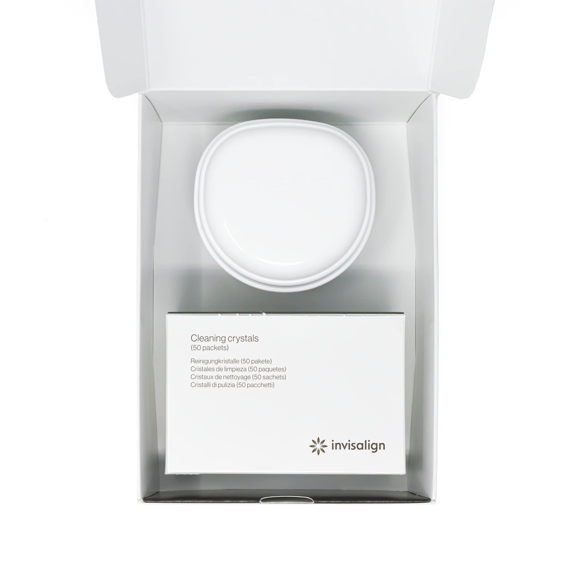 INVISALIGN alineador sumergido en la cubeta limpiadora para higiene rápida