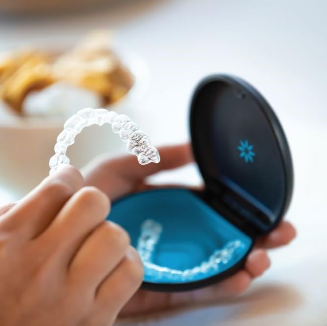 INVISALIGN estuche en bolso ilustrando transporte discreto y elegante