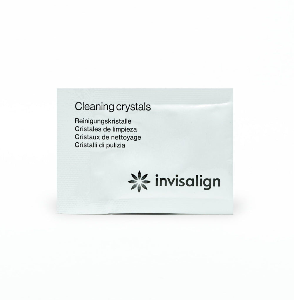 INVISALIGN caja y sobre comparados en tamaño para evaluar cantidad y diseño