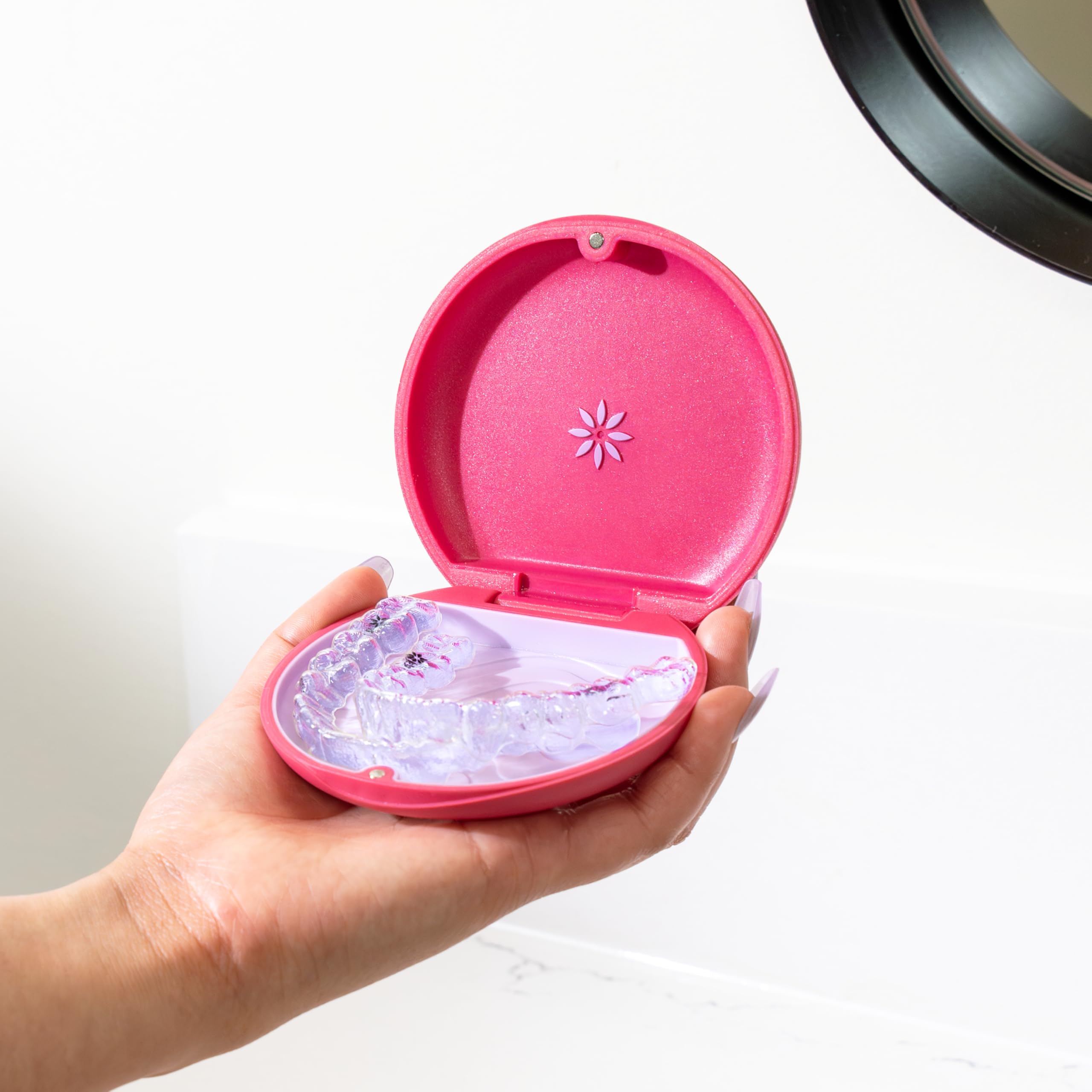INVISALIGN estuche junto a cepillo para comparar tamaño compacto