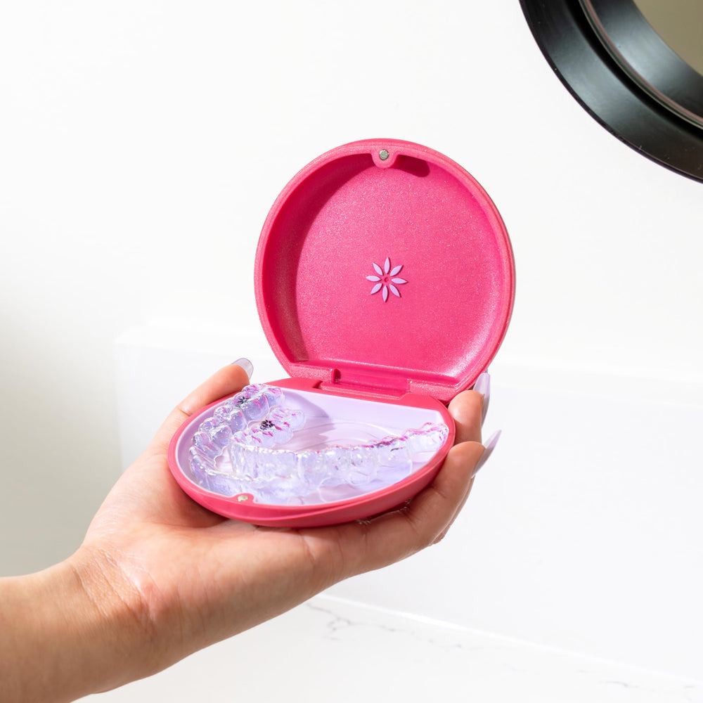 INVISALIGN estuche junto a cepillo para comparar tamaño compacto