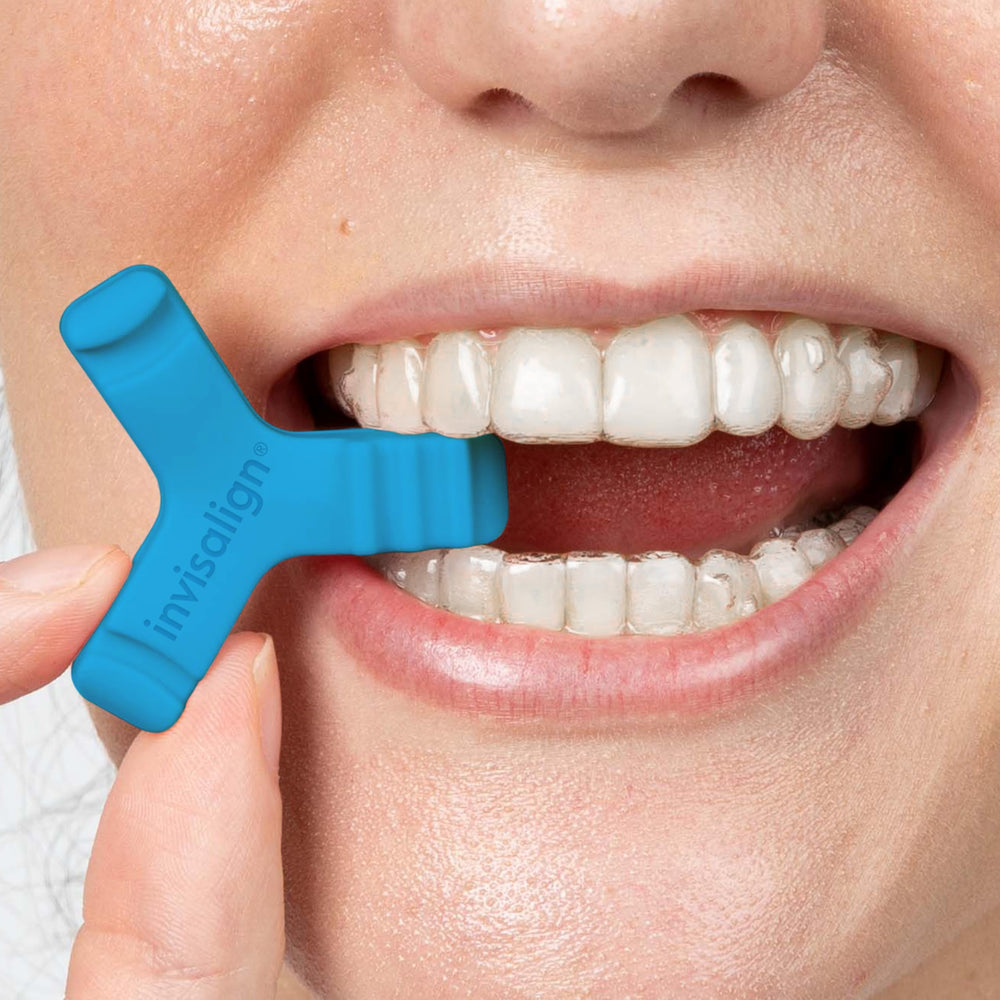 INVISALIGN Munchies tamaño en mano para referencia de escala