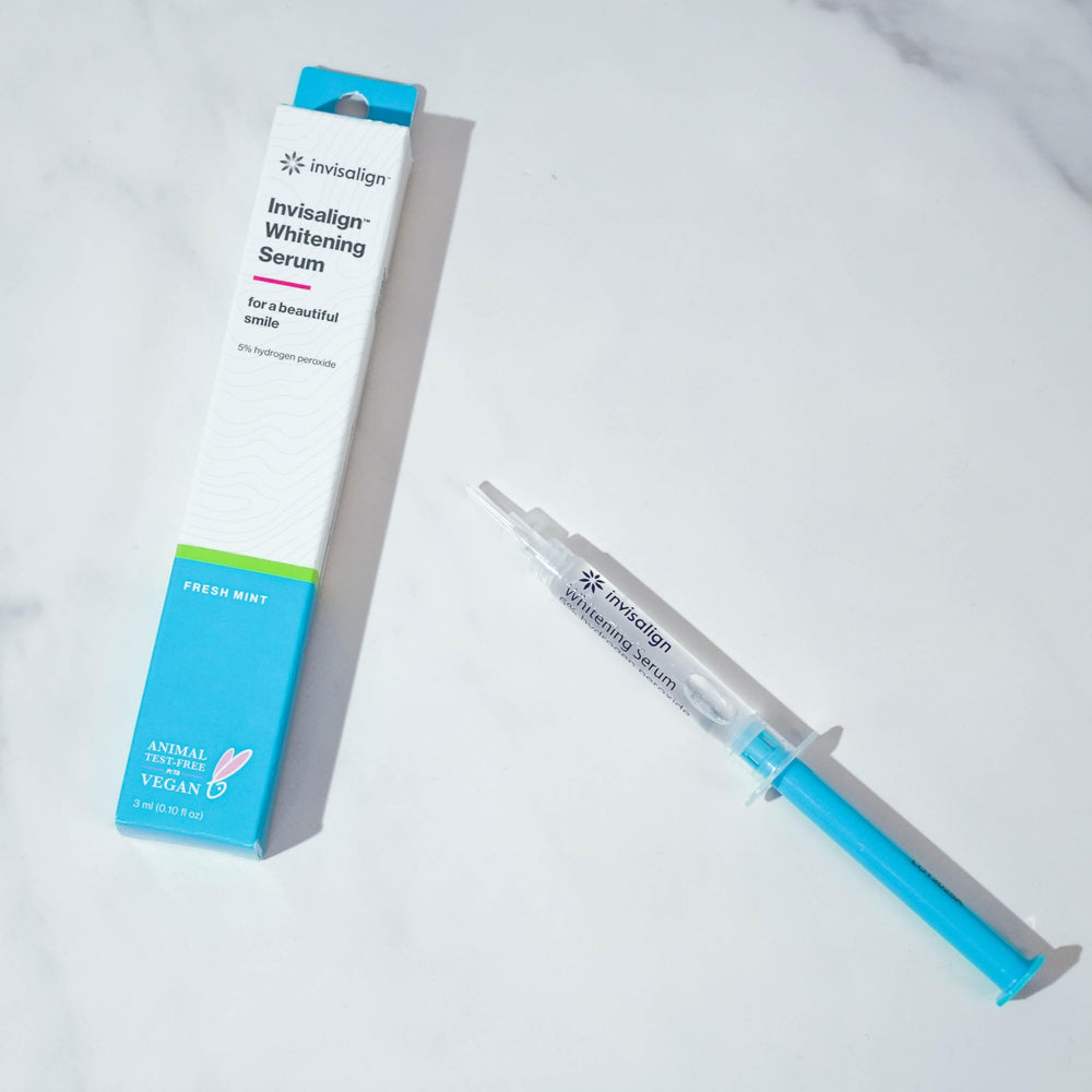 INVISALIGN serum junto a aligner sobre almohada en dormitorio, sugiere uso nocturno cómodo