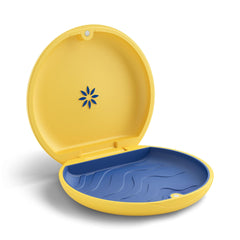 INVISALIGN estuche frontal amarillo mostrando protección portátil