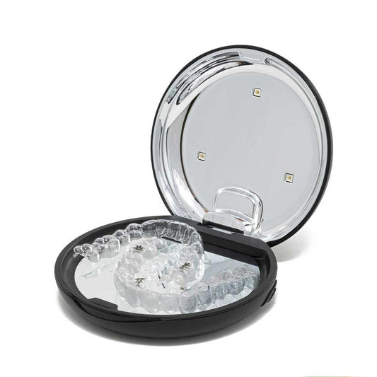 INVISALIGN estuche frontal mostrando diseño compacto y portabilidad