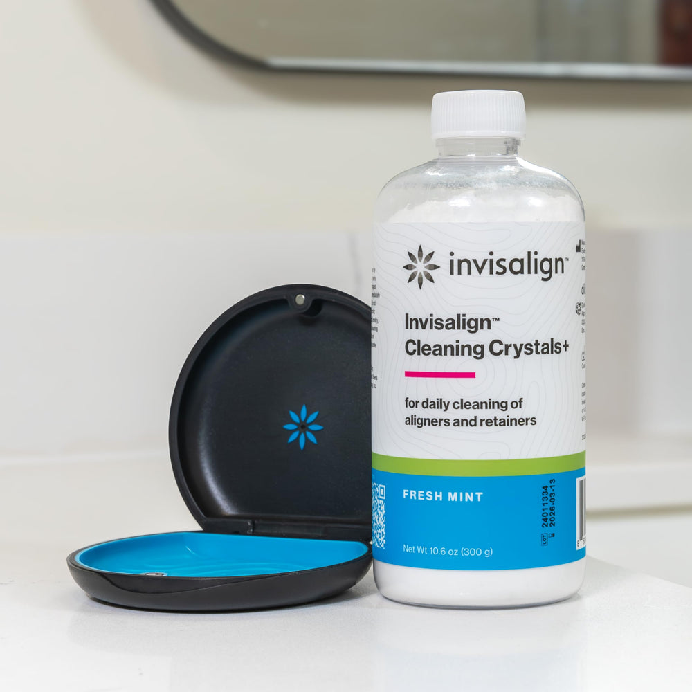INVISALIGN tapita medidora junto a mano para comparar tamaño y dosificación simple