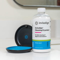 INVISALIGN tapita medidora junto a mano para comparar tamaño y dosificación simple