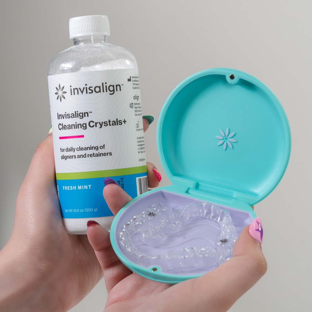 INVISALIGN producto sobre lavabo en ambiente hogareño para mantener alineadores frescos