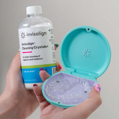 INVISALIGN producto sobre lavabo en ambiente hogareño para mantener alineadores frescos