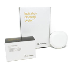 INVISALIGN cubeta frontal mostrando la caja y el uso práctico