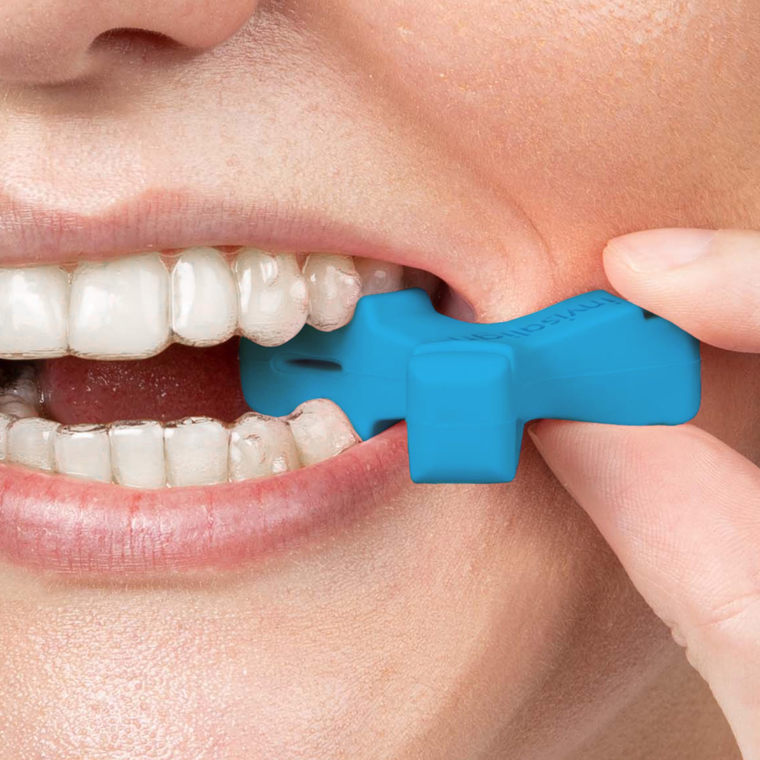 INVISALIGN Munchies junto a un alineador para demostrar compatibilidad