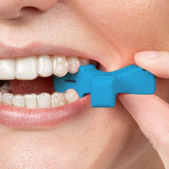 INVISALIGN Munchies junto a un alineador para demostrar compatibilidad