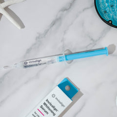 INVISALIGN frasco 3ml junto a una moneda para comparar tamaño portátil