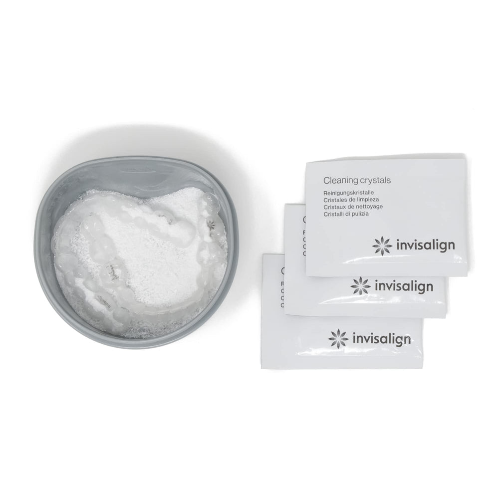 INVISALIGN cubeta junto a objetos cotidianos para comparar tamaño