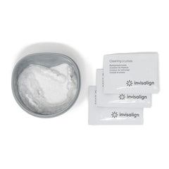 INVISALIGN cubeta junto a objetos cotidianos para comparar tamaño