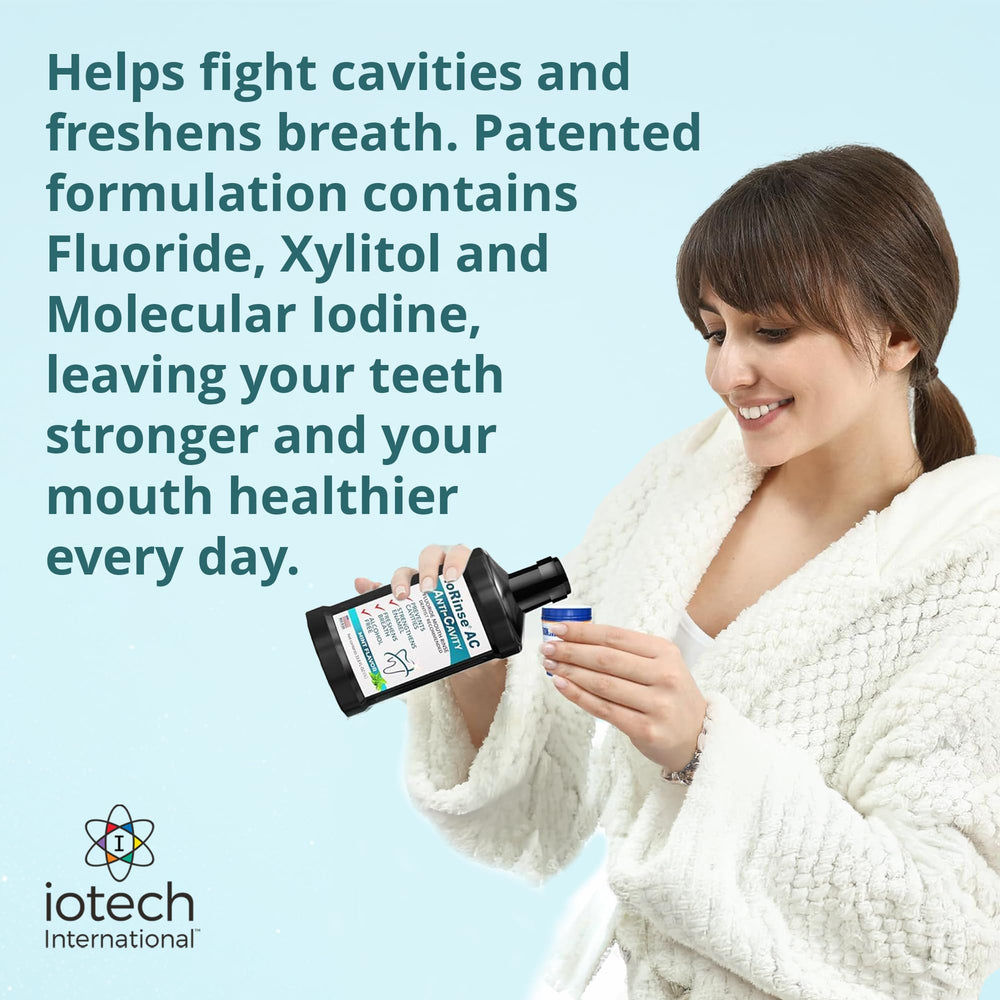 ioTech ioRinse AC en ambiente cotidiano junto a cepillo dental, benefit: frescura para la rutina diaria