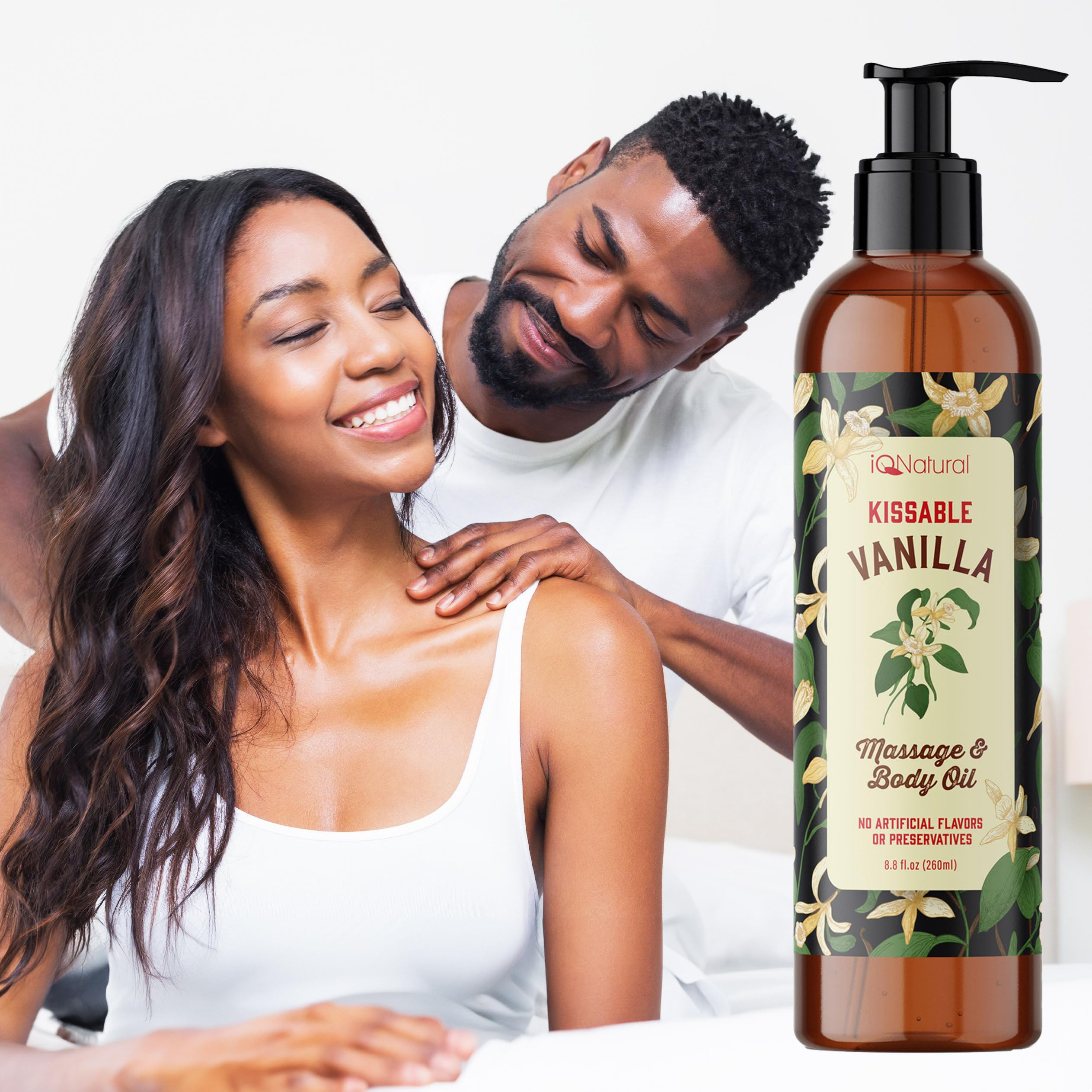 IQNATURAL pareja usando aceite en masaje para crear intimidad y calor