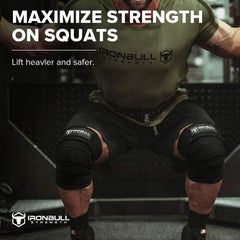 Escena en gimnasio con vendajes Iron Bull Strength demostrando uso en entrenamiento real
