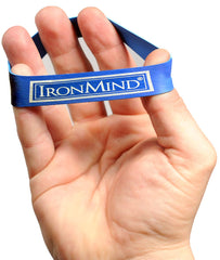IronMind banda en uso en mano abierta, ayuda a rehabilitar y equilibrar músculos