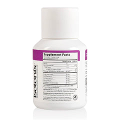 Persona añadiendo Isotonix a agua como parte de su rutina matinal saludable