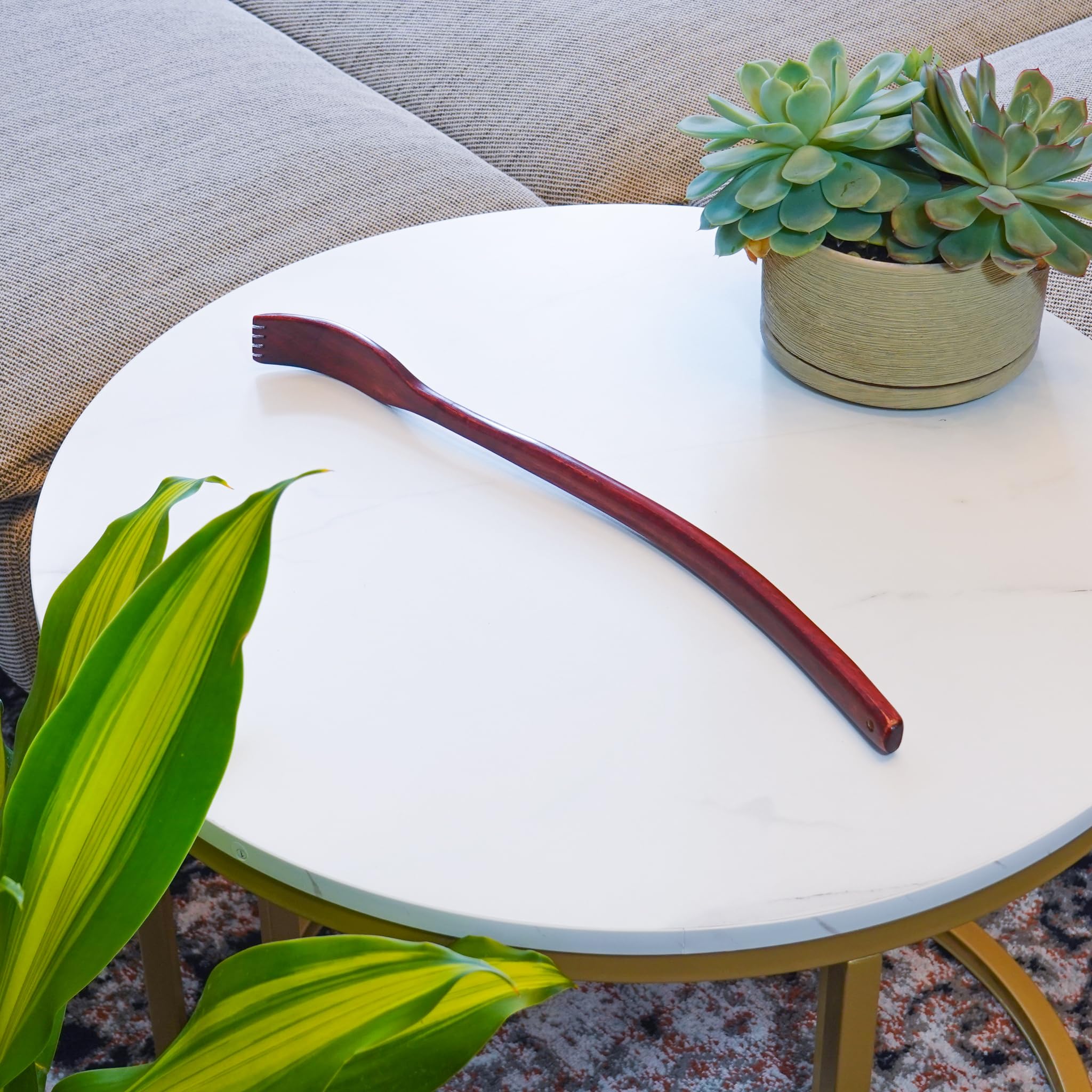 ITCHY-BAN rascaespaldas en uso, alcance fácil de zonas medias