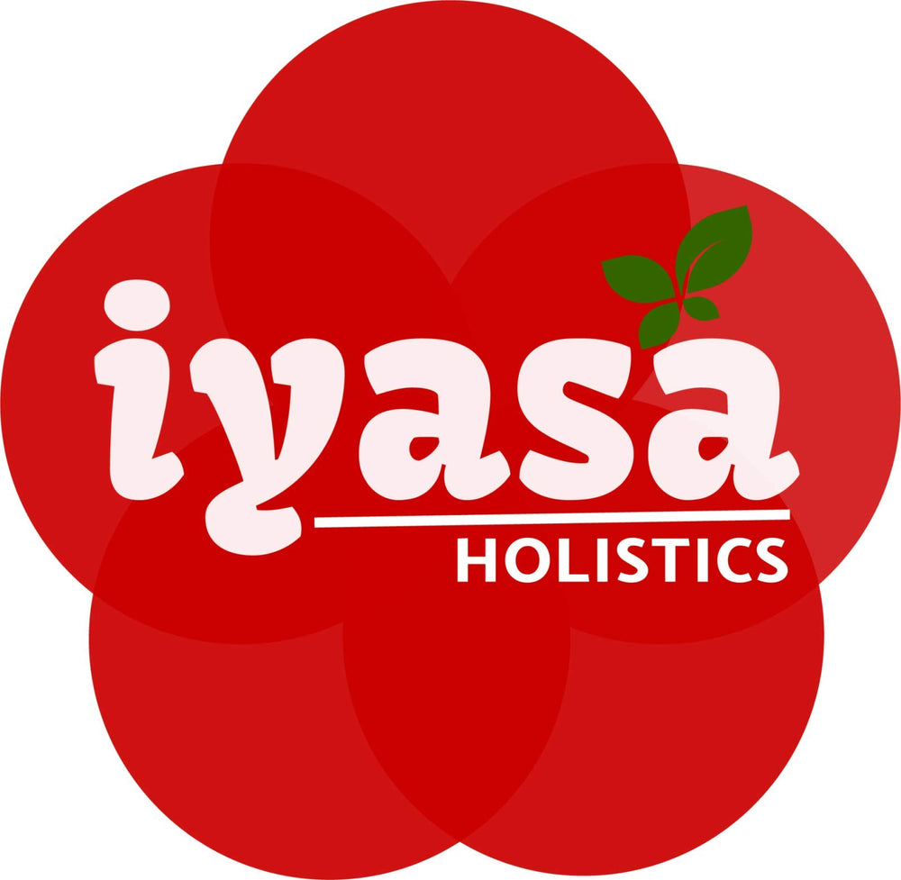 Iyasa Holistics envase en mano mostrando tamaño práctico para llevar