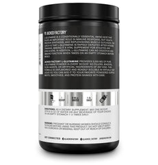 Deportista sosteniendo batido con Jacked Factory L-Glutamine, estilo de vida activo