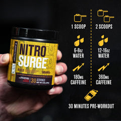 Atleta mezclando Nitrosurge Build en gimnasio para energía previa al entrenamiento