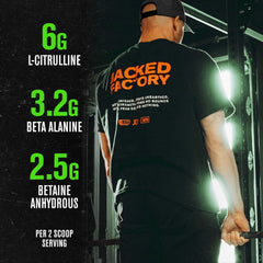 Jacked Factory uso en gimnasio con atleta bebiendo antes de entrenar