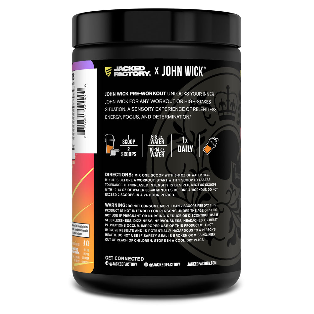 Jacked Factory Wick Mode envase junto a una mano para comparar tamaño