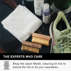 Jason Markk frasco junto a una regla para comparar la escala 6 oz