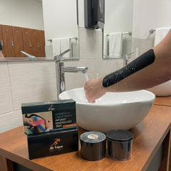 JB TAPE en entrenamiento sudoroso demostrando adhesión resistente al agua