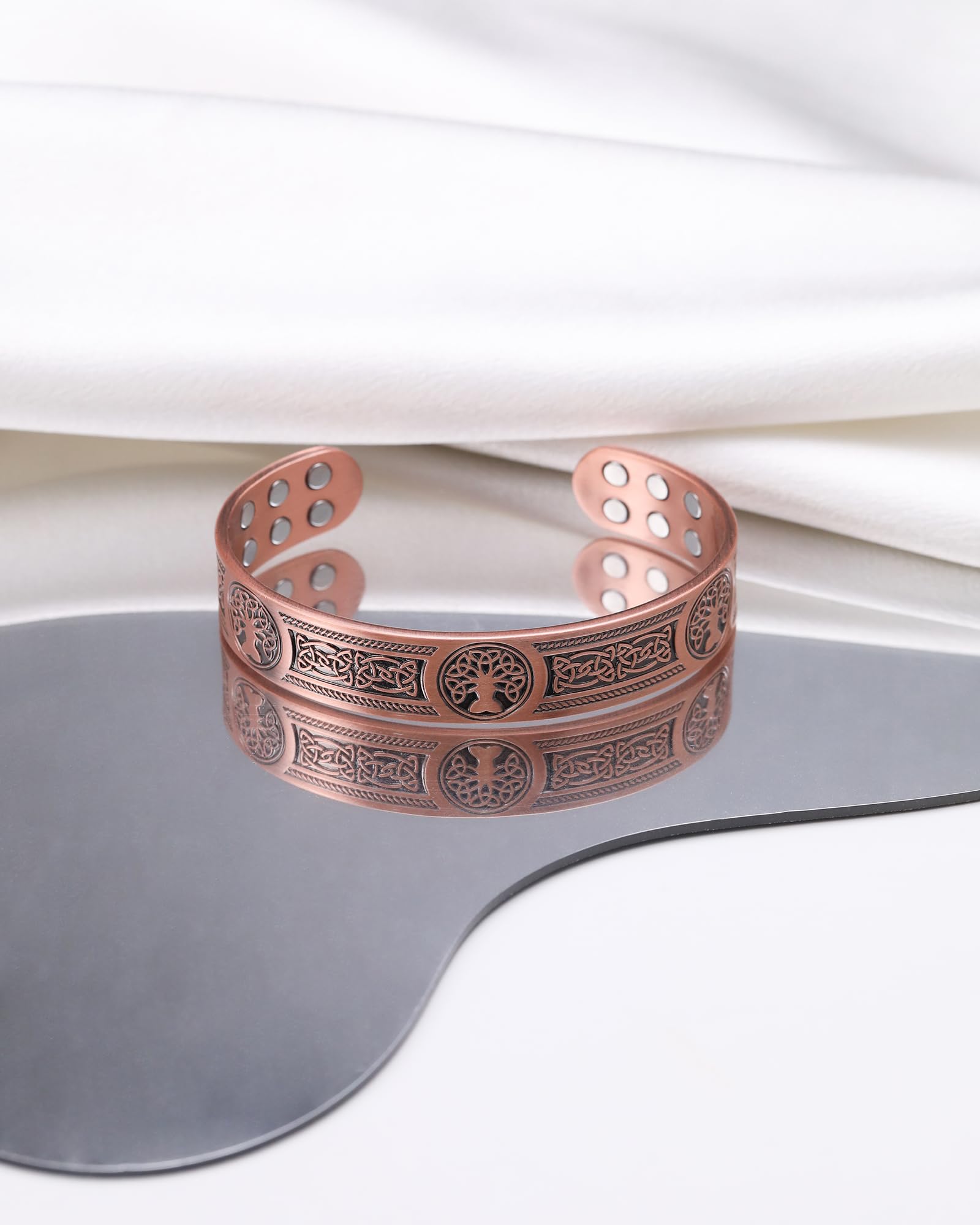 Jecanori pulsera en entorno urbano combinada con outfit