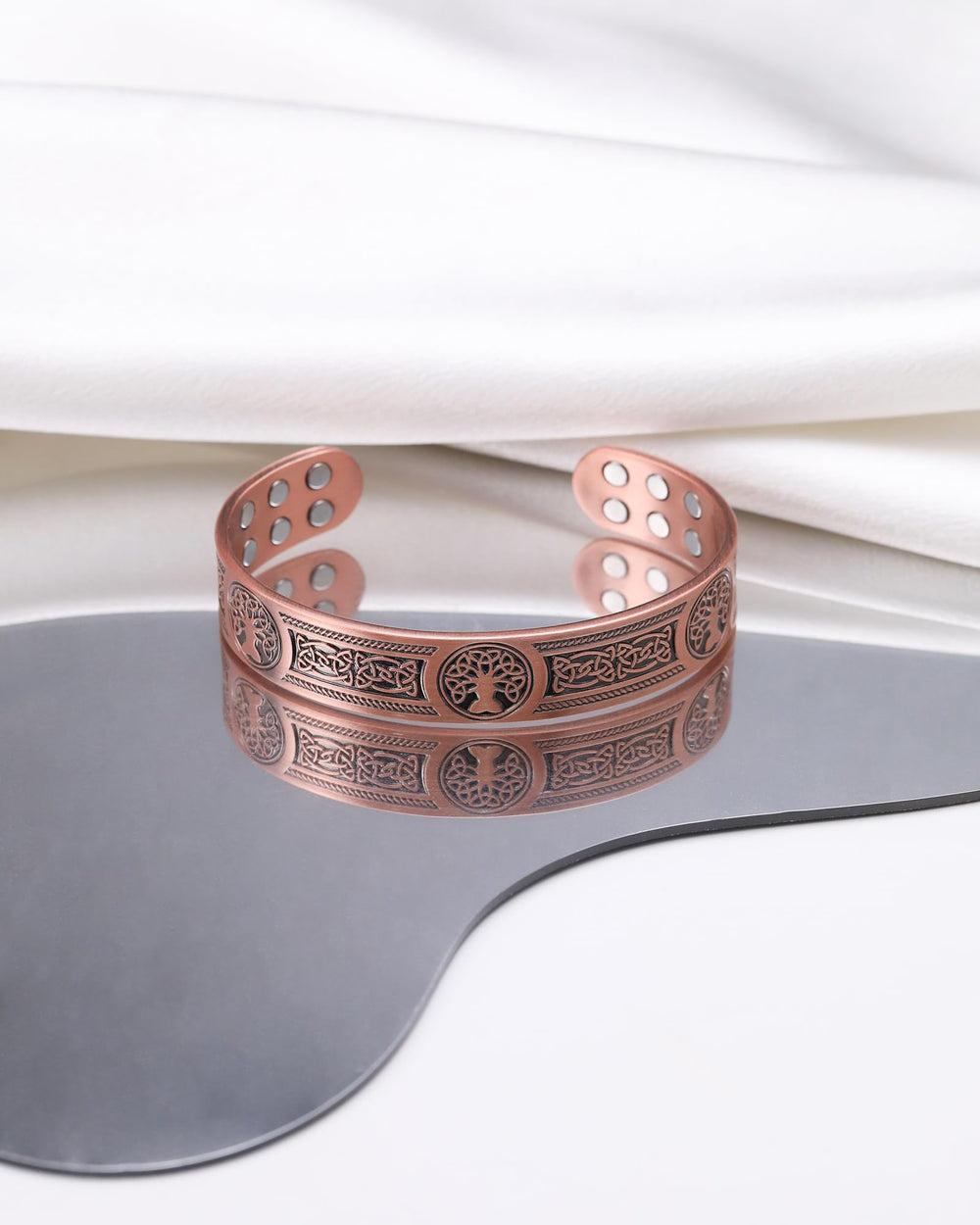 Jecanori pulsera en entorno urbano combinada con outfit