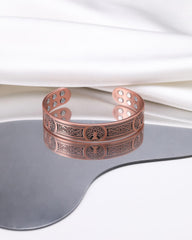 Jecanori pulsera en entorno urbano combinada con outfit