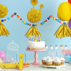 Jkopsnr mesa de fiesta decorada en amarillo, ambiente vibrante