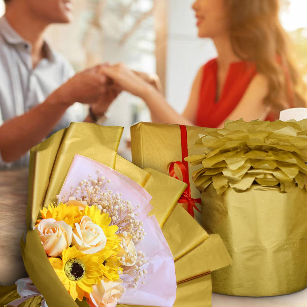 Jkopsnr caja rellena con papel seda dorado protegiendo y decorando productos