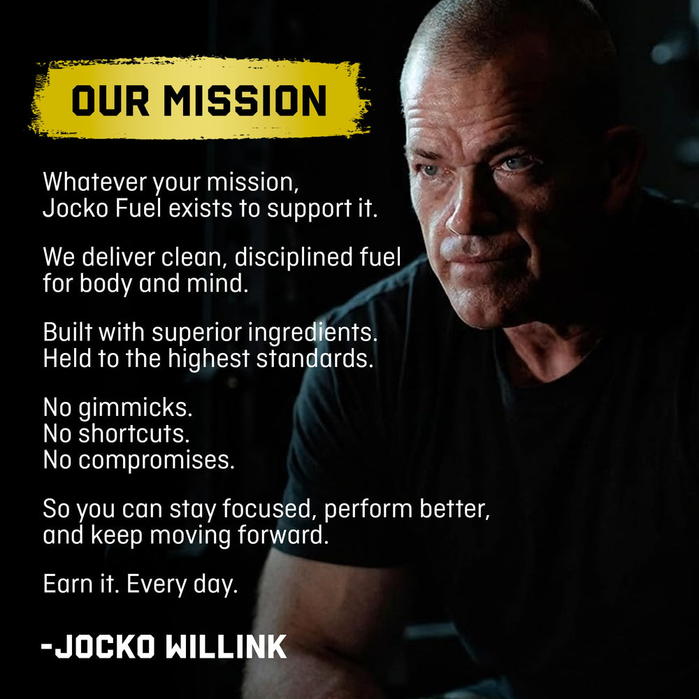 Escena de gimnasio con Jocko Fuel en la mochila como complemento práctico diario