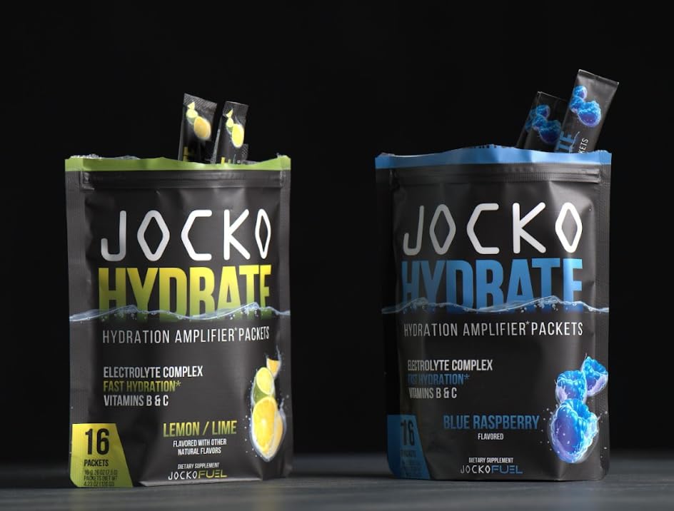 Persona en gimnasio bebiendo Jocko Fuel Hydrate desde botella tras entreno