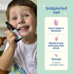 JoySpring frasco junto a un vaso de jugo en una mesa infantil transmitiendo uso cotidiano
