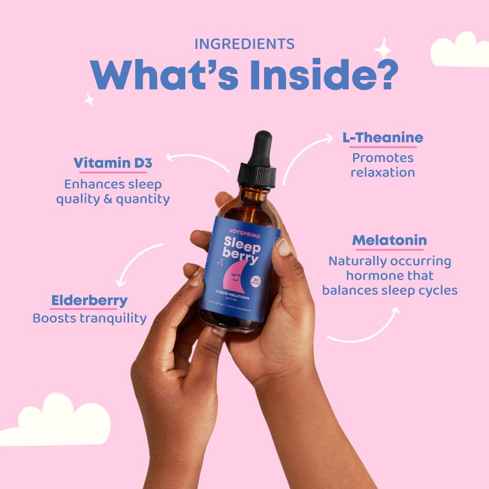 JoySpring SleepBerry comparación de tamaño junto a una mano, beneficio: formato portátil 4 fl oz