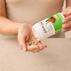 Juice Plus+ frascos junto a una regla para comparar tamaño práctico