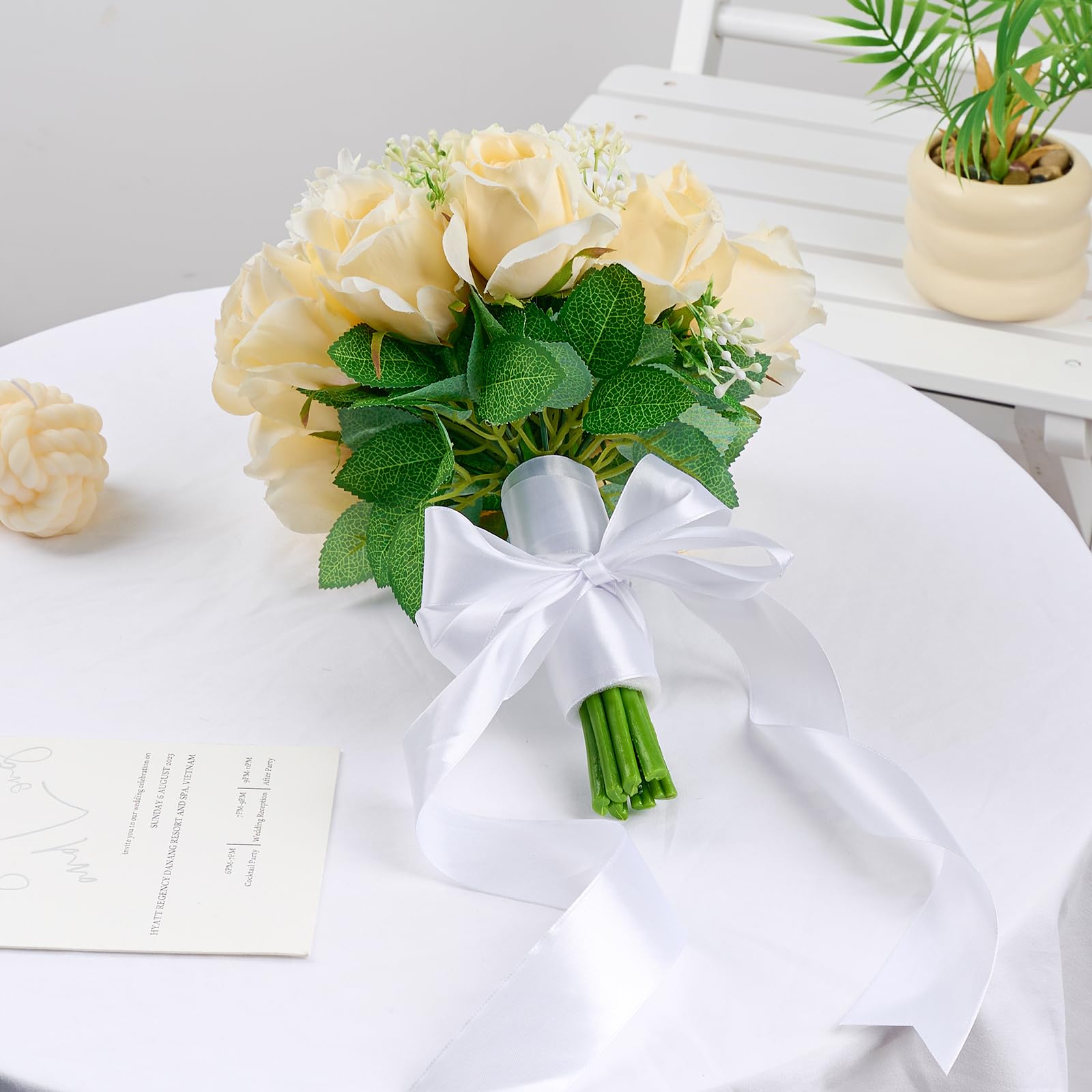Jutieuo cinta usada en ramo de flores mejorando aspecto floral