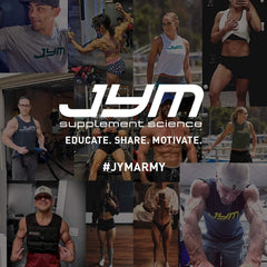 Comparación de tamaño de la cucharada de JYM Pre JYM Grape Candy y una mano, porción generosa y práctica