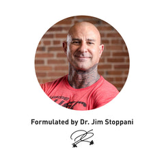 JYM Supplement Science tabletas en mano para comparar tamaño y dosificación