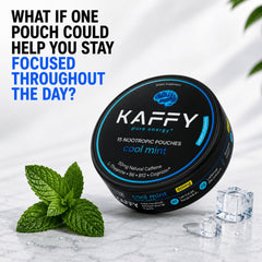 Kaffy pouch junto a moneda para escala, tamaño compacto y transportable